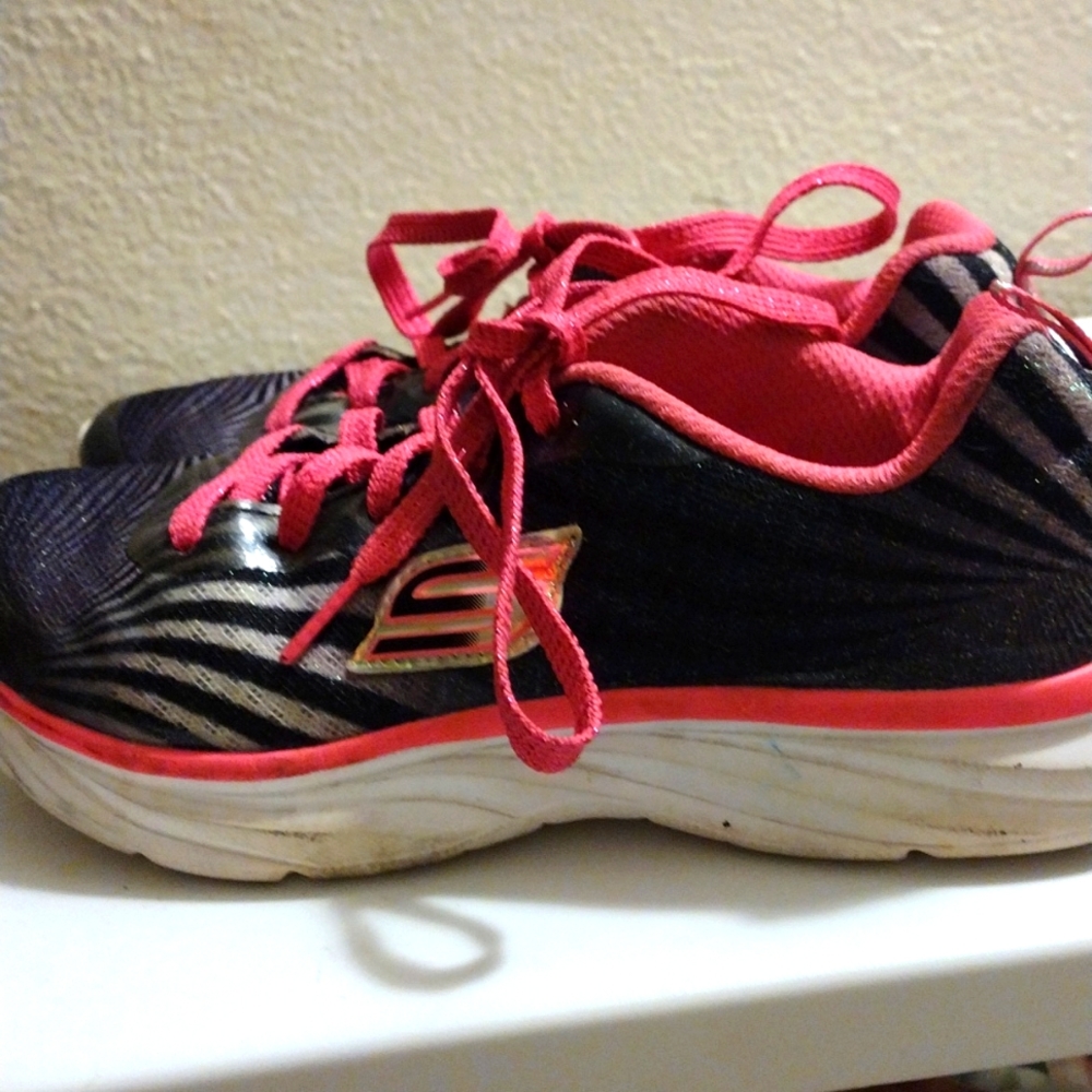 Sketchers girls size 3 black and pink